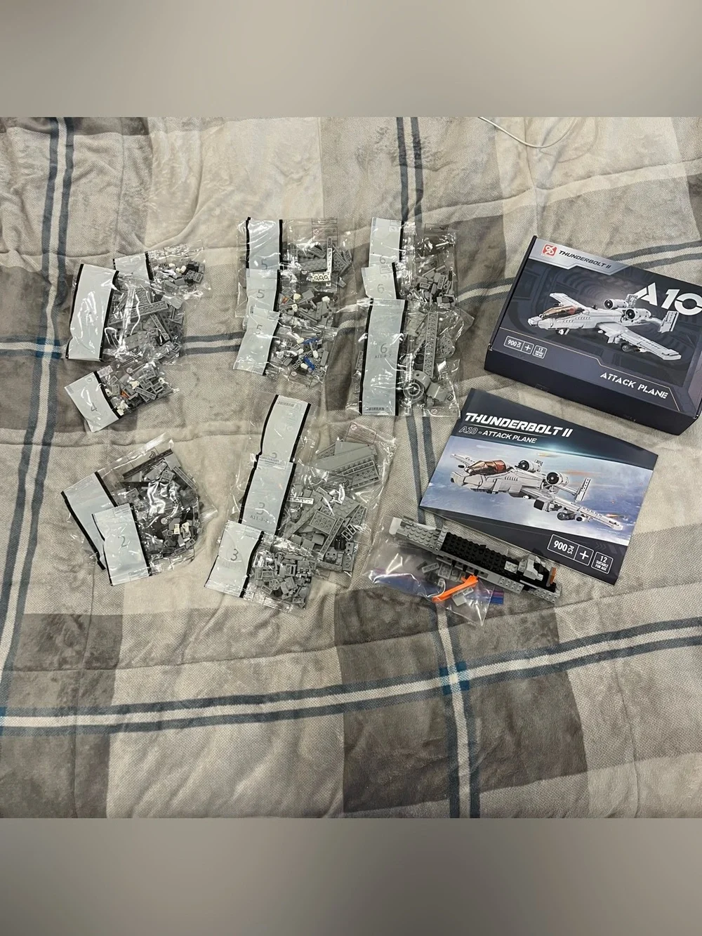 DAHONPA A-10 Warthog Thunderbolt II Attack Plane Building Set 900 PCS Complete